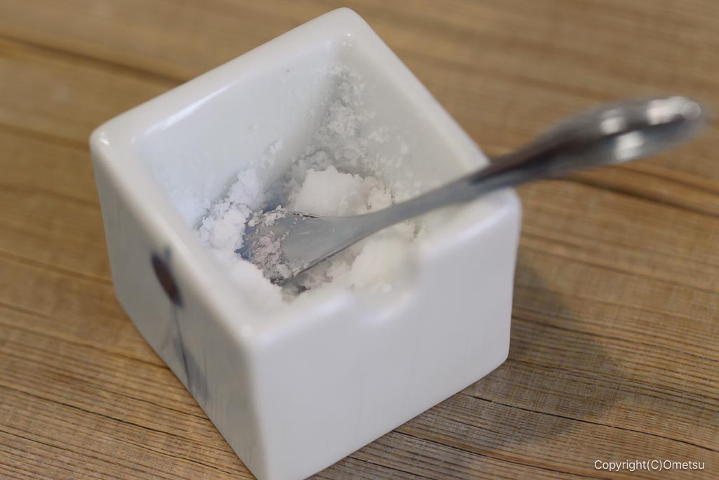 羽村「とんかつ ちがさき」の、石垣の塩