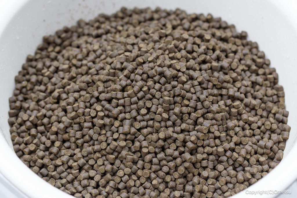奥江戸水産・養殖場の餌