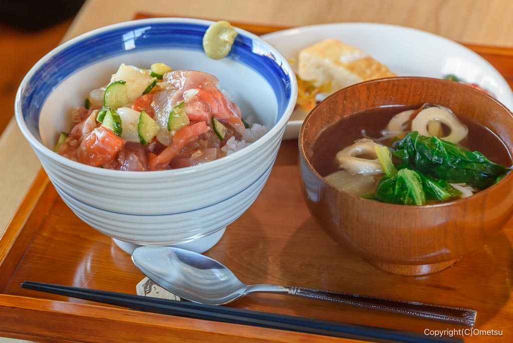 福生「家庭料理 またたび」の、ポキ丼定食