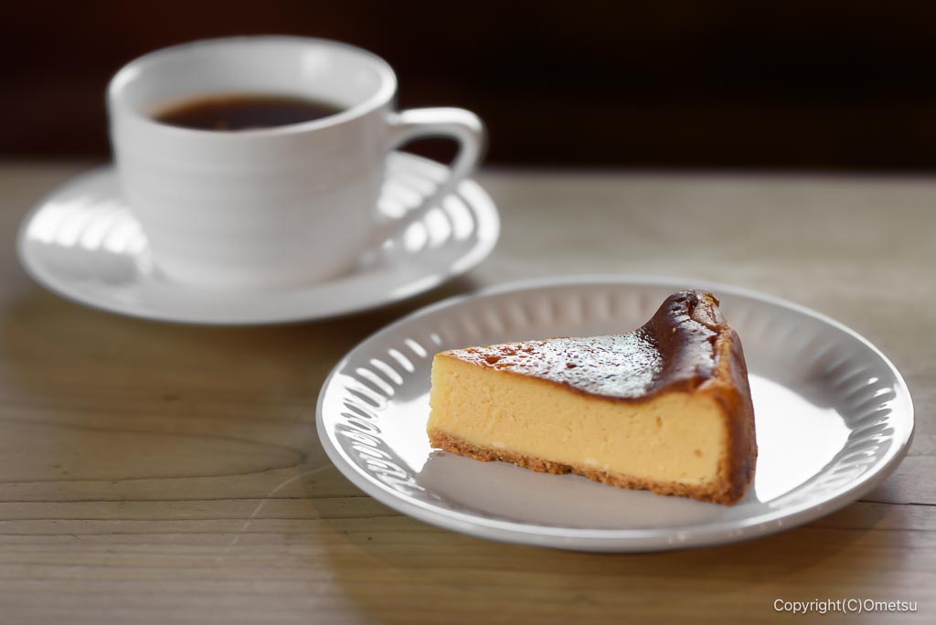 福生「家庭料理 またたび」の、チーズケーキとコーヒー