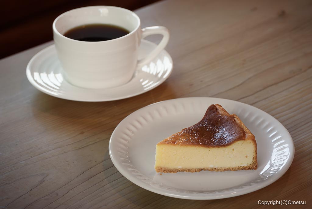 福生「家庭料理 またたび」の、チーズケーキとコーヒー