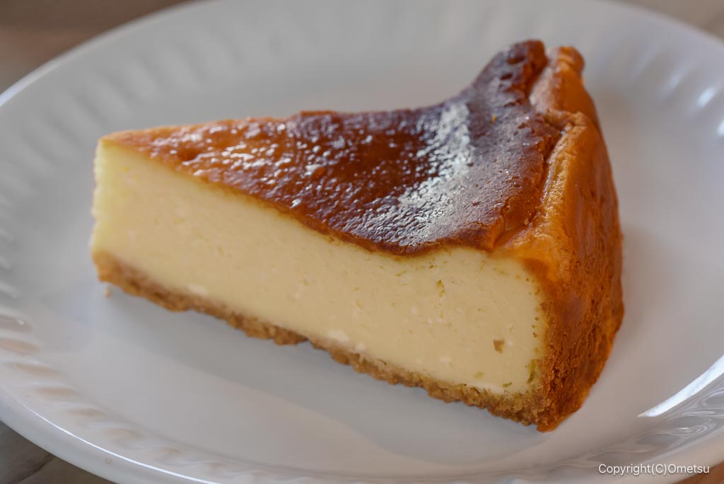 福生「家庭料理 またたび」の、チーズケーキ