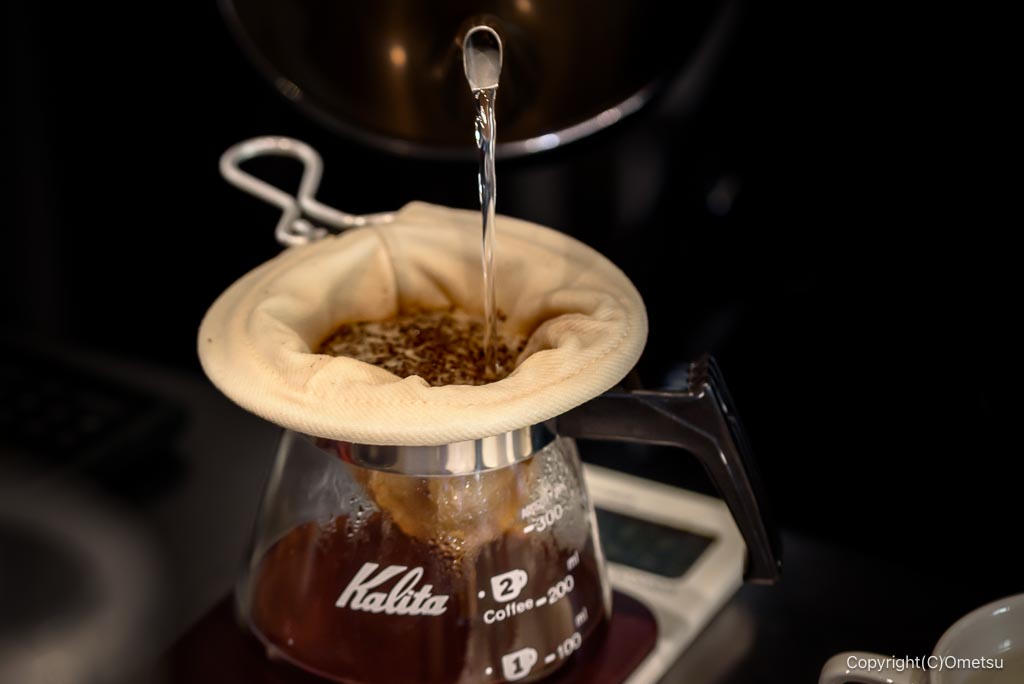 福生「家庭料理 またたび」の、ネルドリップコーヒー