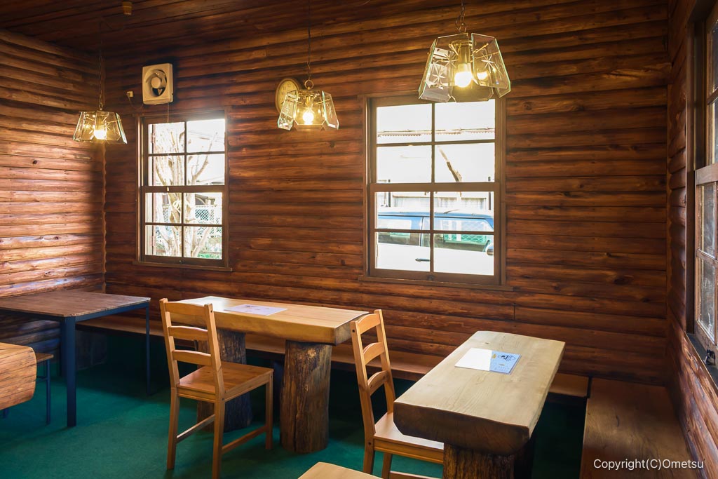 福生「家庭料理 またたび」の、店内