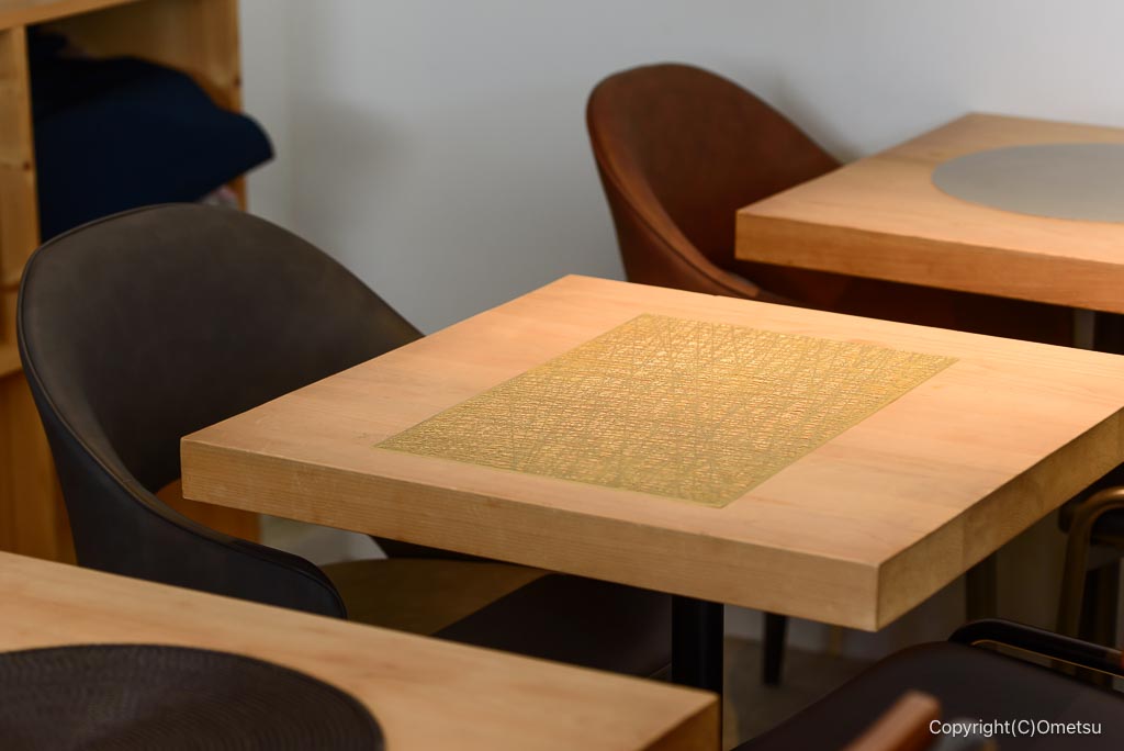 青梅のカフェ、Side Timeの店内のテーブル