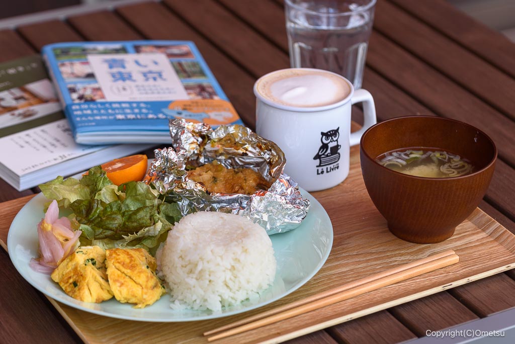 昭島市のブックカフェ、Le-Livreの日替わりランチプレートの、カフェラテ