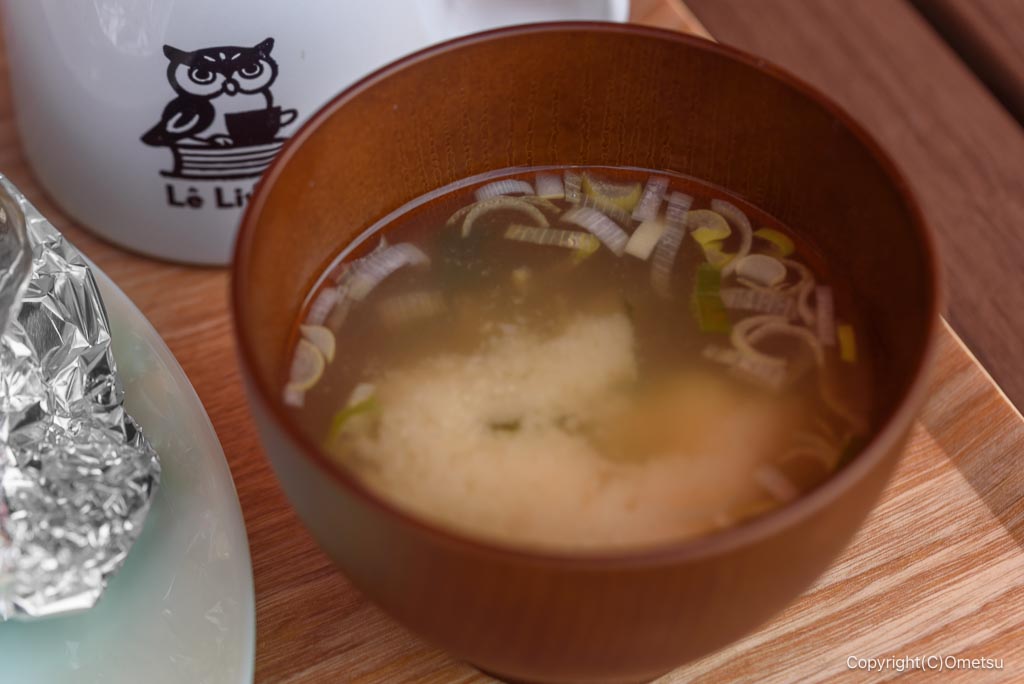 島市のブックカフェ、Le-Livreの日替わりランチプレートの、味噌汁