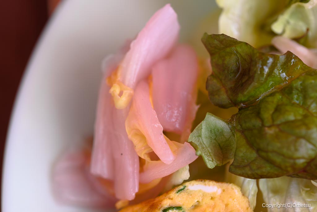 島市のブックカフェ、Le-Livreの日替わりランチプレートのピクルス