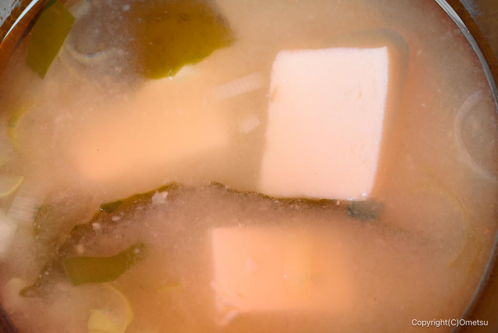 昭島市のブックカフェ、Le-Livreの日替わりランチプレートの、味噌汁の具