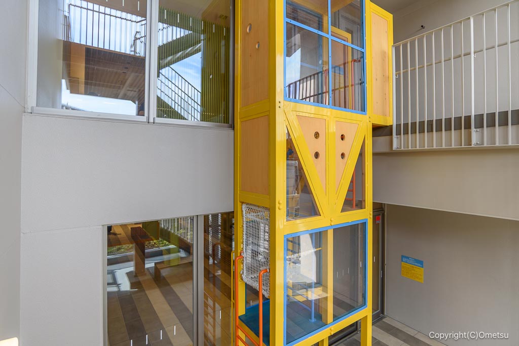 昭島市イーストテラス・サブスリー内の、こどもエレベーター