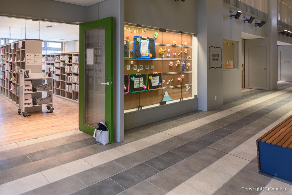 昭島市イーストテラス・サブスリー内の図書館