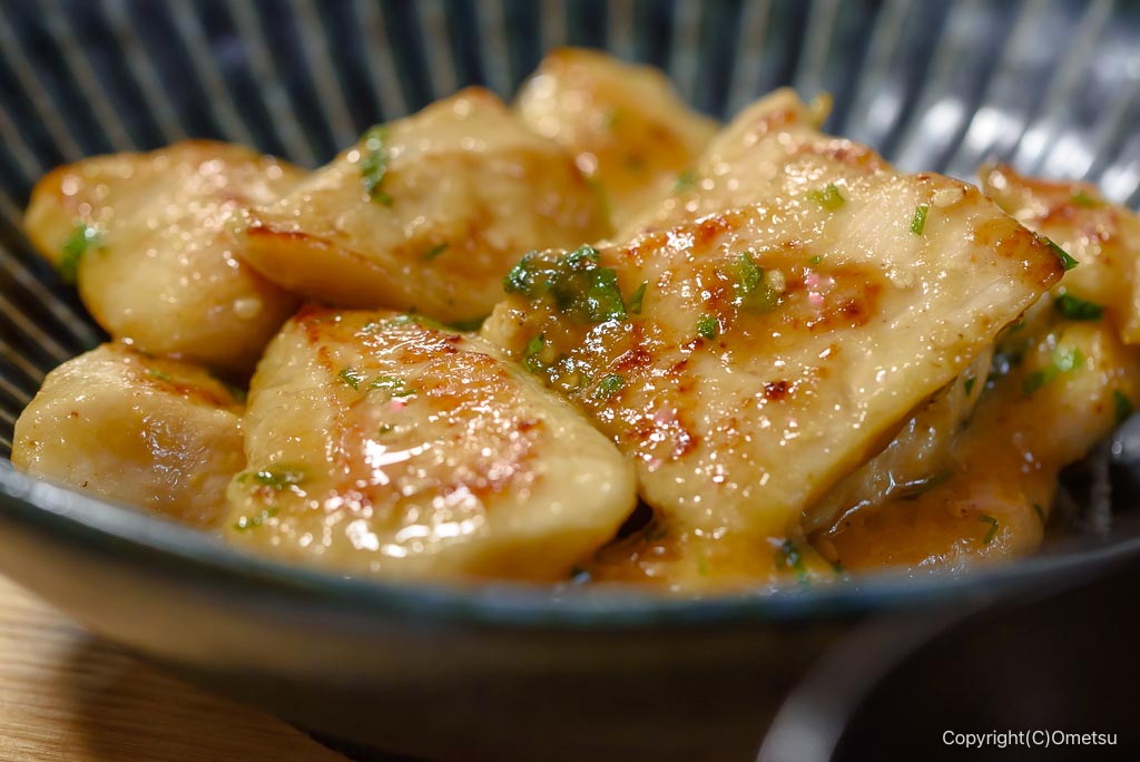 昭島市「むすぶキッチン」の、鶏肉の大葉味噌炒め