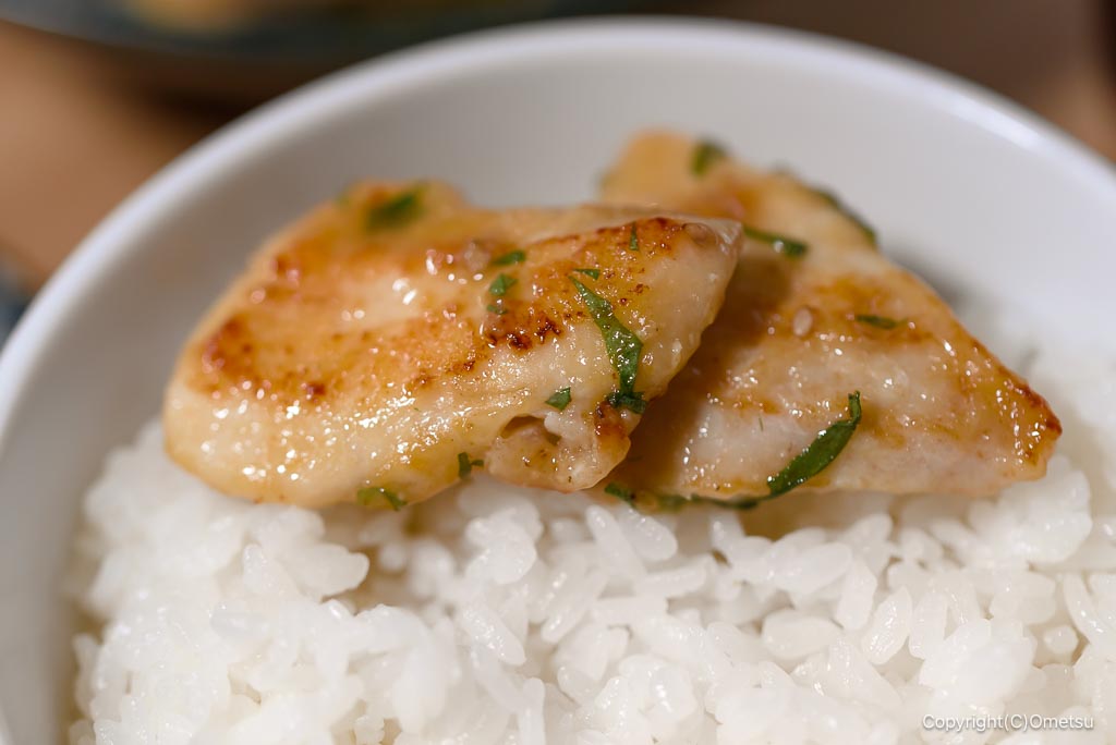 昭島市「むすぶキッチン」の、鶏肉の大葉味噌炒めとご飯