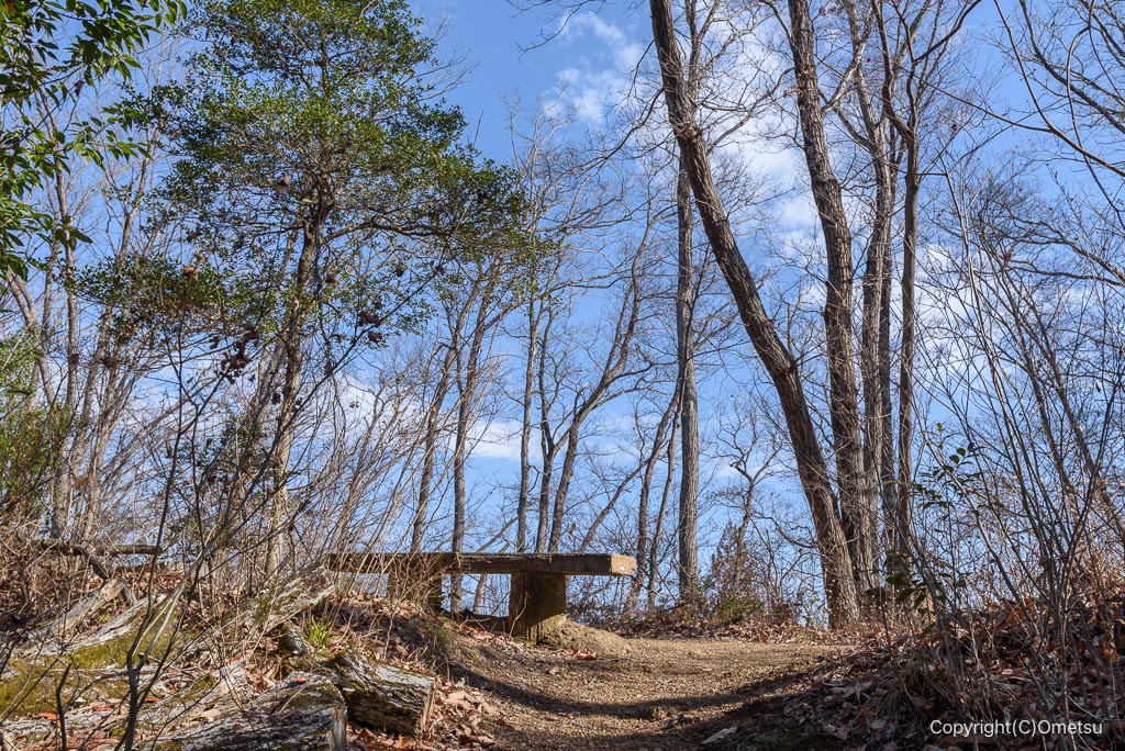 青梅・永山丘陵、第2休憩所近くのベンチ