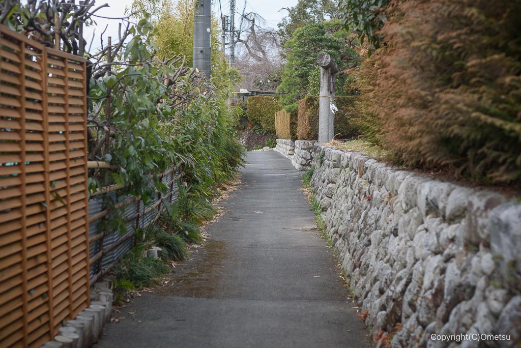 青梅・七兵衛地蔵尊近くの裏道