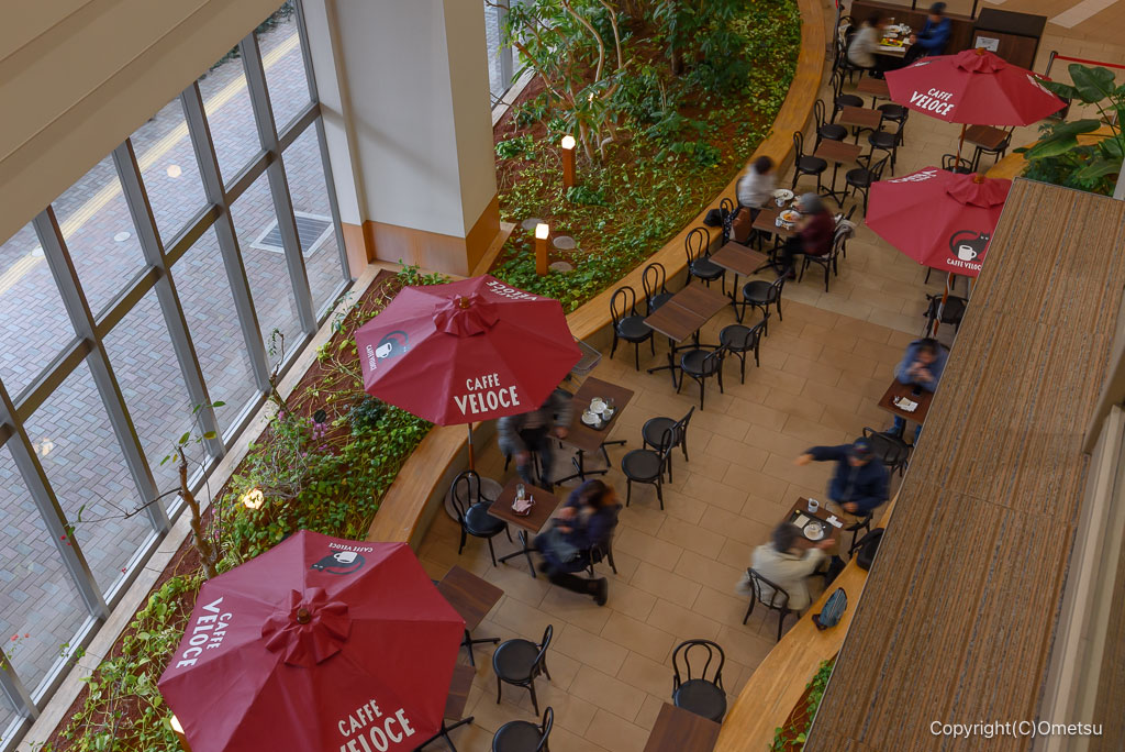 カフェ・ベローチェ イオンモール日の出店の吹き抜け