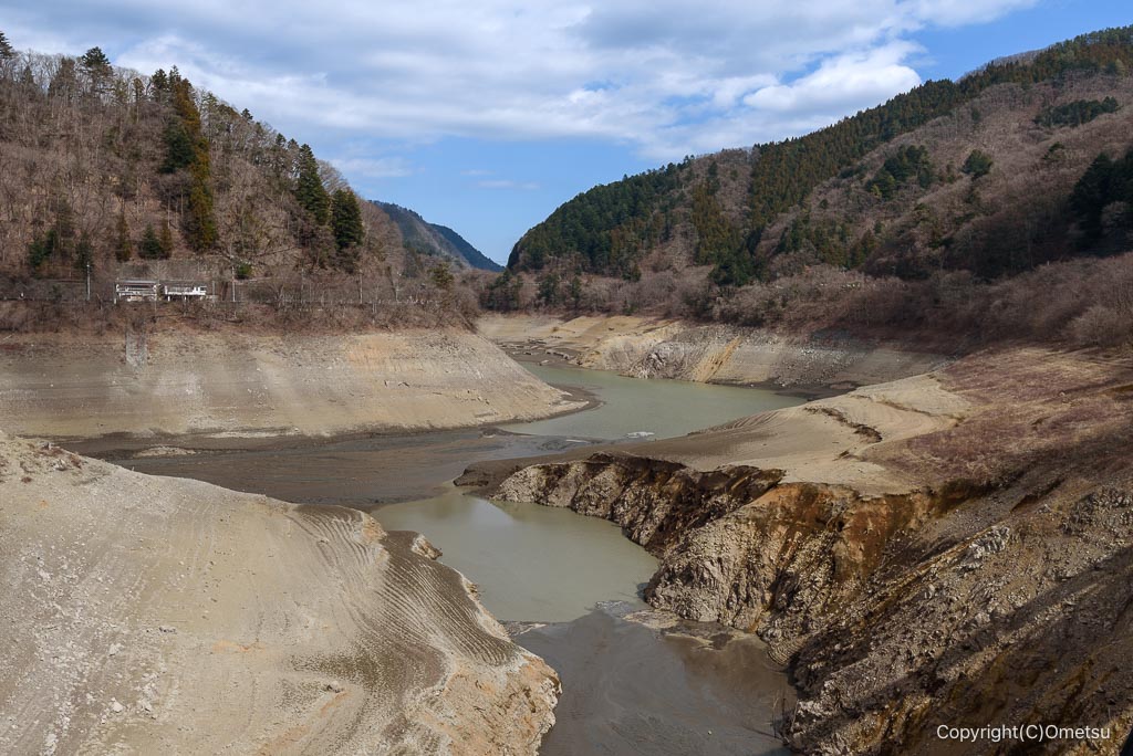 渇水の奥多摩湖・川野付近