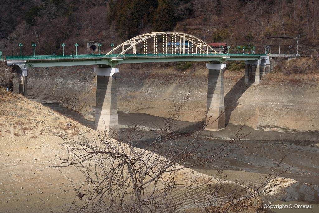 渇水の奥多摩湖・深山橋