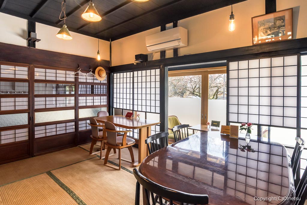 日の出町・古民家カフェJIKKA JIKKAの店内