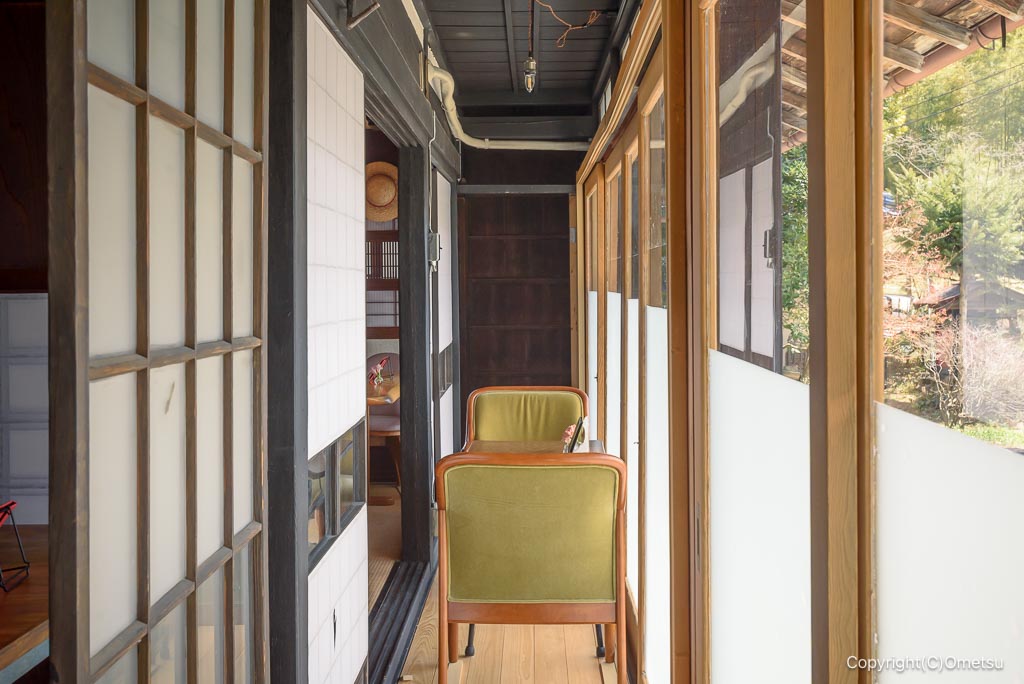 日の出町・古民家カフェJIKKA JIKKAの縁側