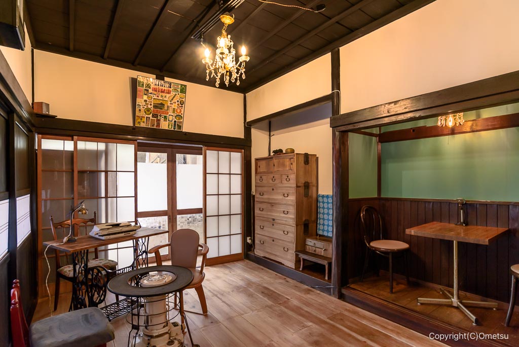 日の出町・古民家カフェJIKKA JIKKAの店内