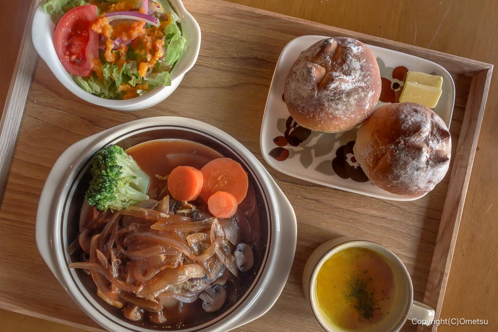 日の出町・古民家カフェJIKKA JIKKAの、日替わりランチのハンバーグ