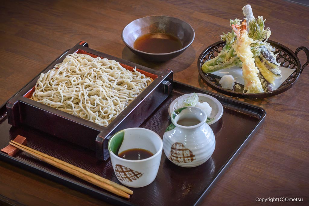 青梅の蕎麦店・八木の、二八そば天盛り
