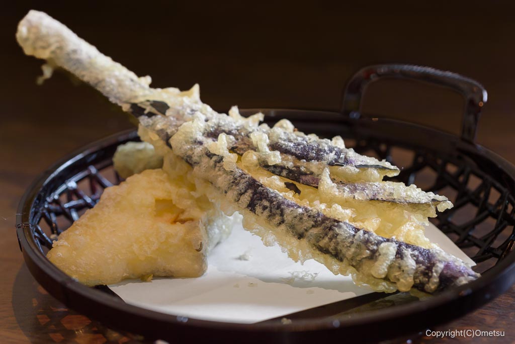 青梅の蕎麦店・八木の、ナスの天ぷら