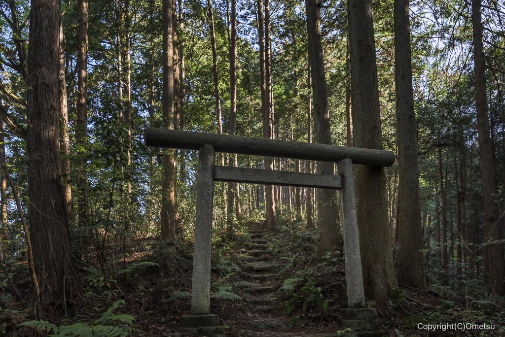 あきる野市・高尾神社登山口の鳥居