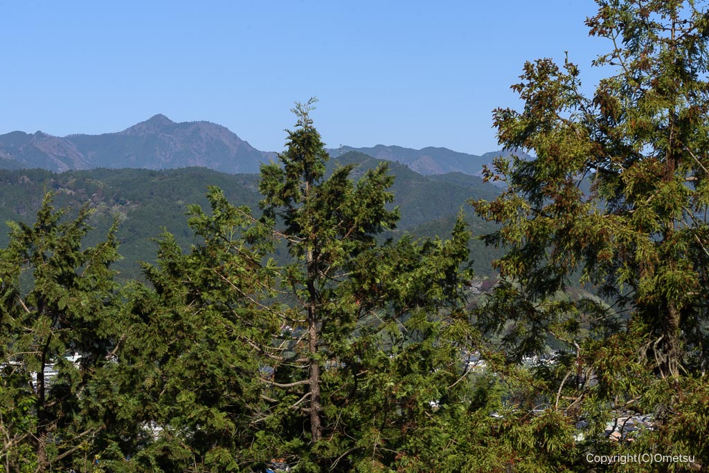 あきる野市・高尾神社付近の、展望台からの大岳山