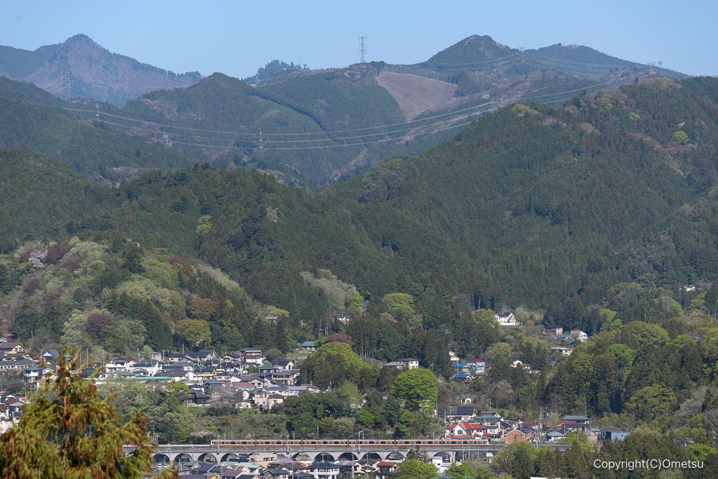 あきる野市・高尾神社付近の、展望台からの五日市線