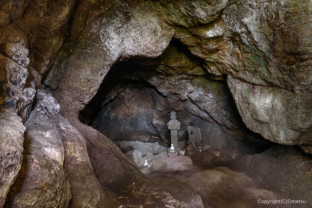 あきる野市・網代弁天山の弁天洞穴の内部