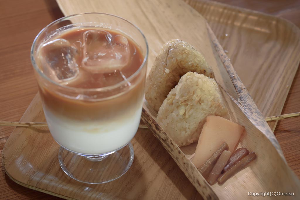 古民家カフェ・御岳lokkiの、おにぎりと、カフェラテ
