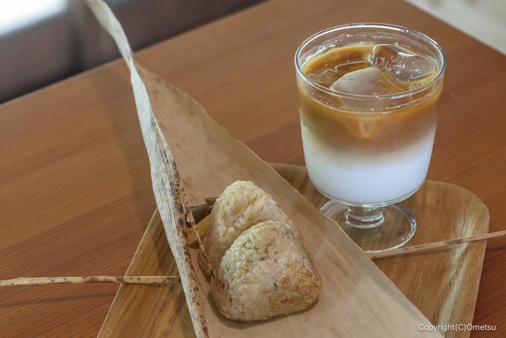 古民家カフェ・御岳lokkiの、おにぎりと、カフェラテ