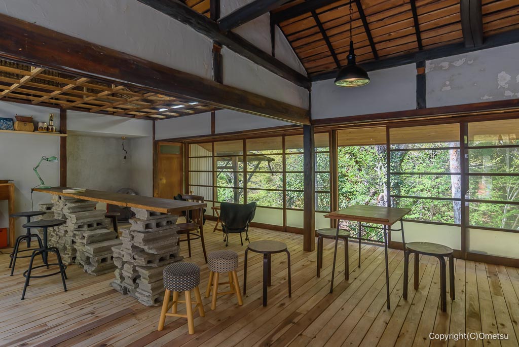 古民家カフェ・御岳lokkiの店内