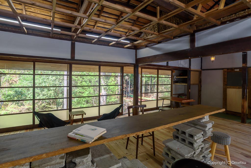 古民家カフェ・御岳lokkiの店内