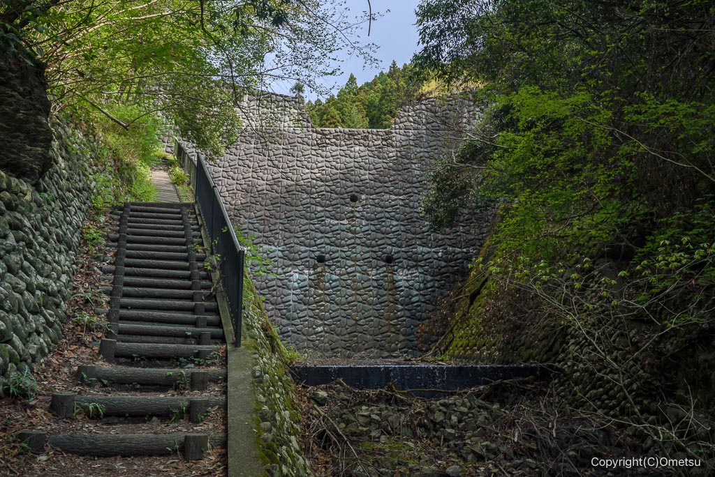 高水三山・登山口近くの砂防堰堤