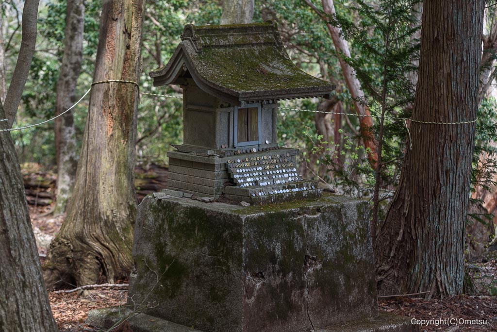 高水山直下の石の祠