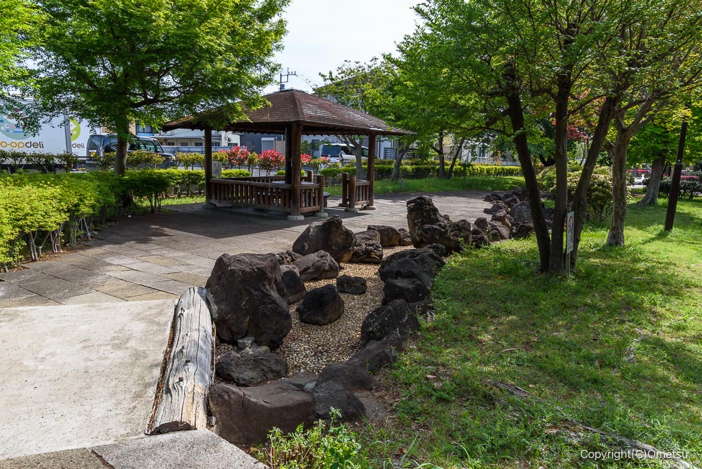 青梅市・平松緑道の川と東屋