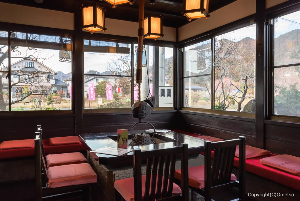 青梅市・紅梅苑の店内