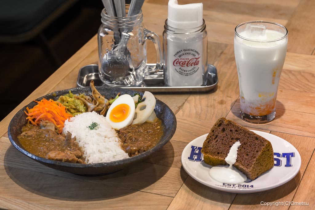 東京都・瑞穂町の、TMP KITCHEN HIDEAWAYのスパイスカレー、シフォンケーキ、マンゴーラッシー
