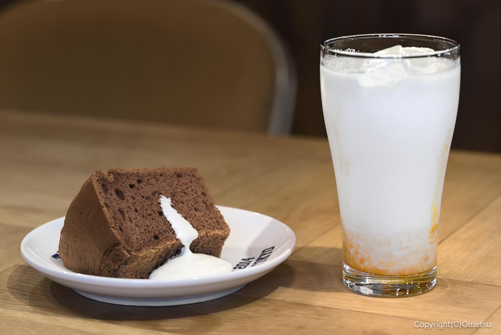 東京都・瑞穂町の、TMP KITCHEN HIDEAWAYのシフォンケーキと、マンゴーラッシー