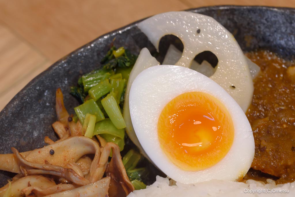 東京都・瑞穂町の、TMP KITCHEN HIDEAWAYのスパイスカレーの、ゆで卵