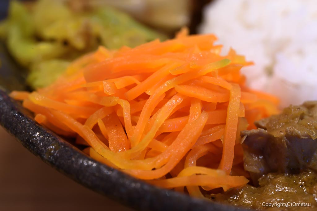 東京都・瑞穂町の、TMP KITCHEN HIDEAWAYのスパイスカレーの、ニンジンのラペ