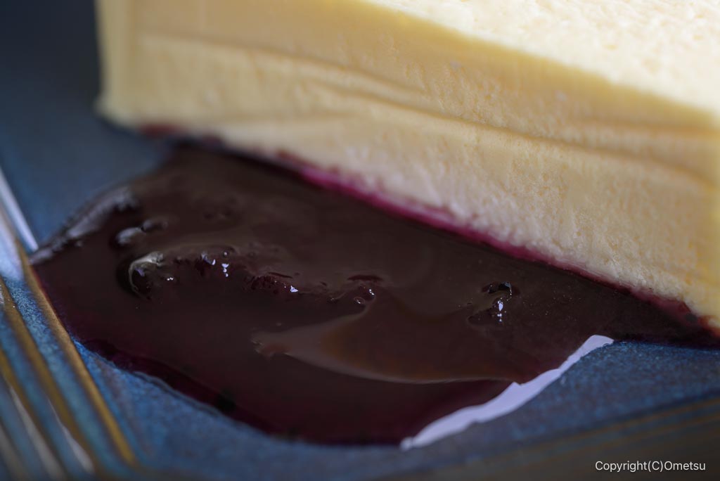 福生カフェテラス・Kの、レアチーズケーキの、ブルーベリーソース