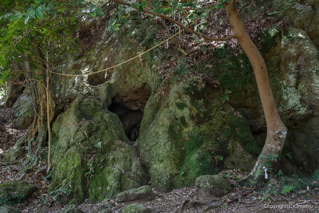 あきる野市・網代弁天山の弁天洞穴