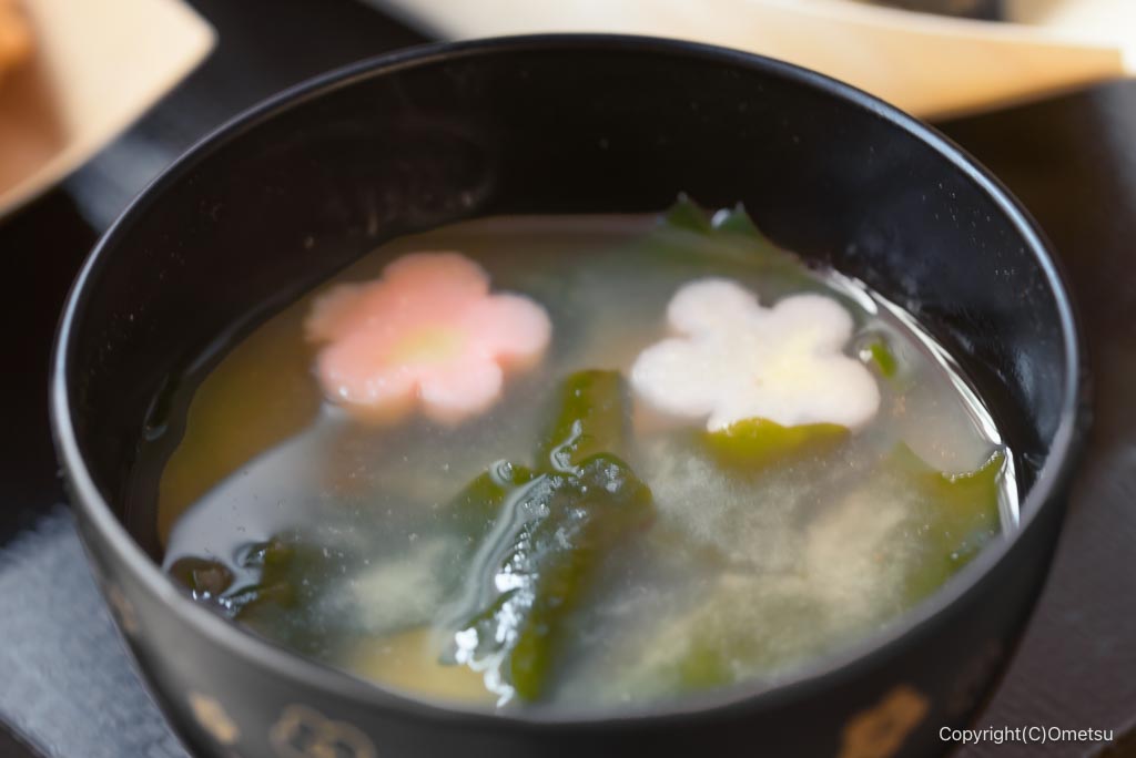 奥多摩フードコートの、おむすび花花の、花麩味噌汁