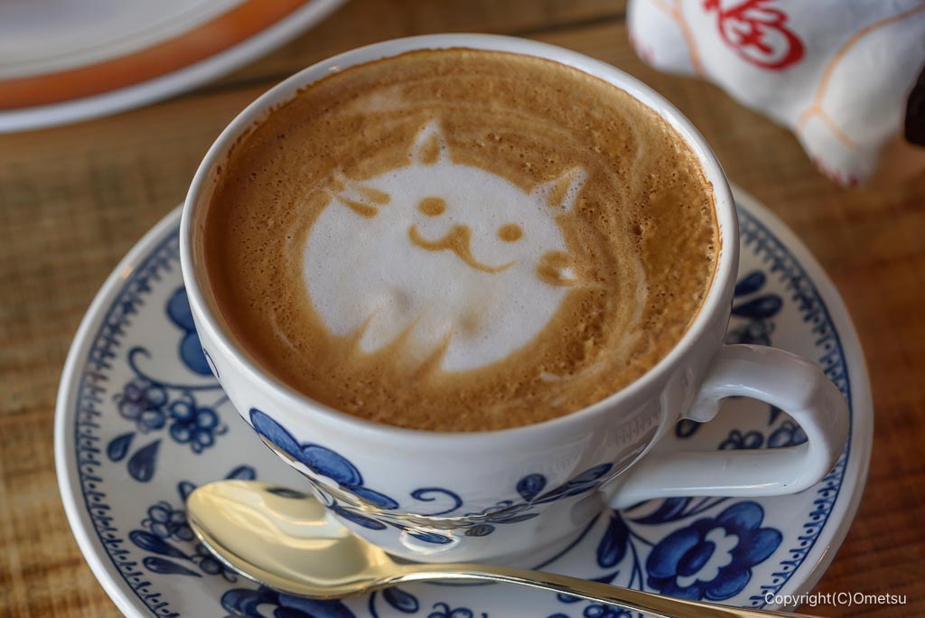 青梅・ナミオ珈琲の、猫のラテアートのカフェラテ