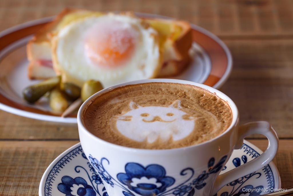 青梅・ナミオ珈琲の、クロックマダムと、カフェラテ
