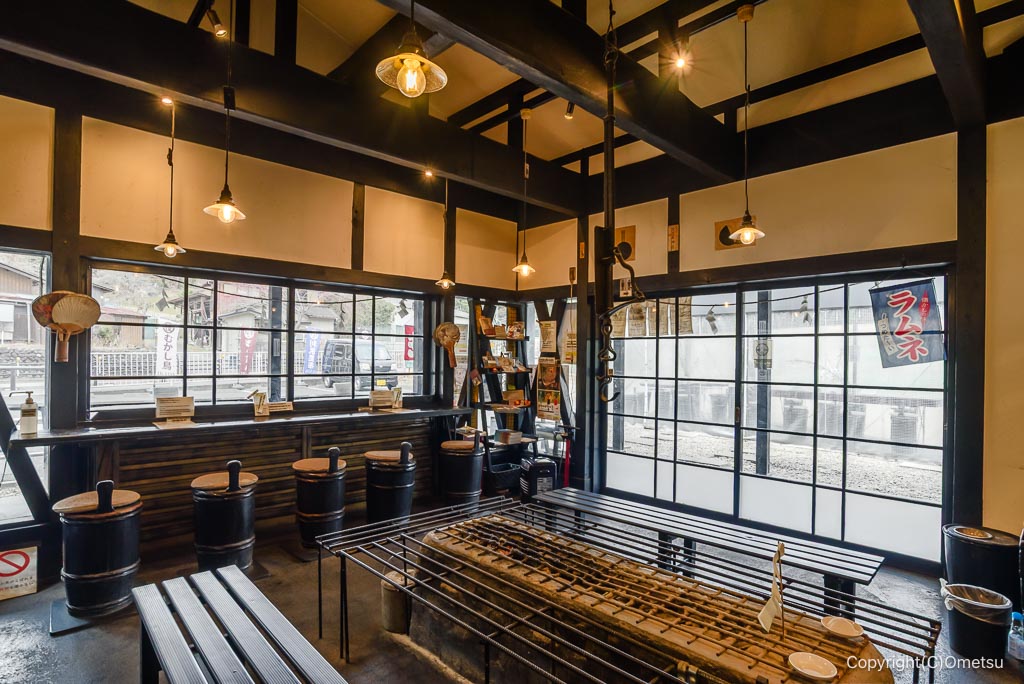 青梅・御岳の「炭鳥 蔵 IKADA」の店内
